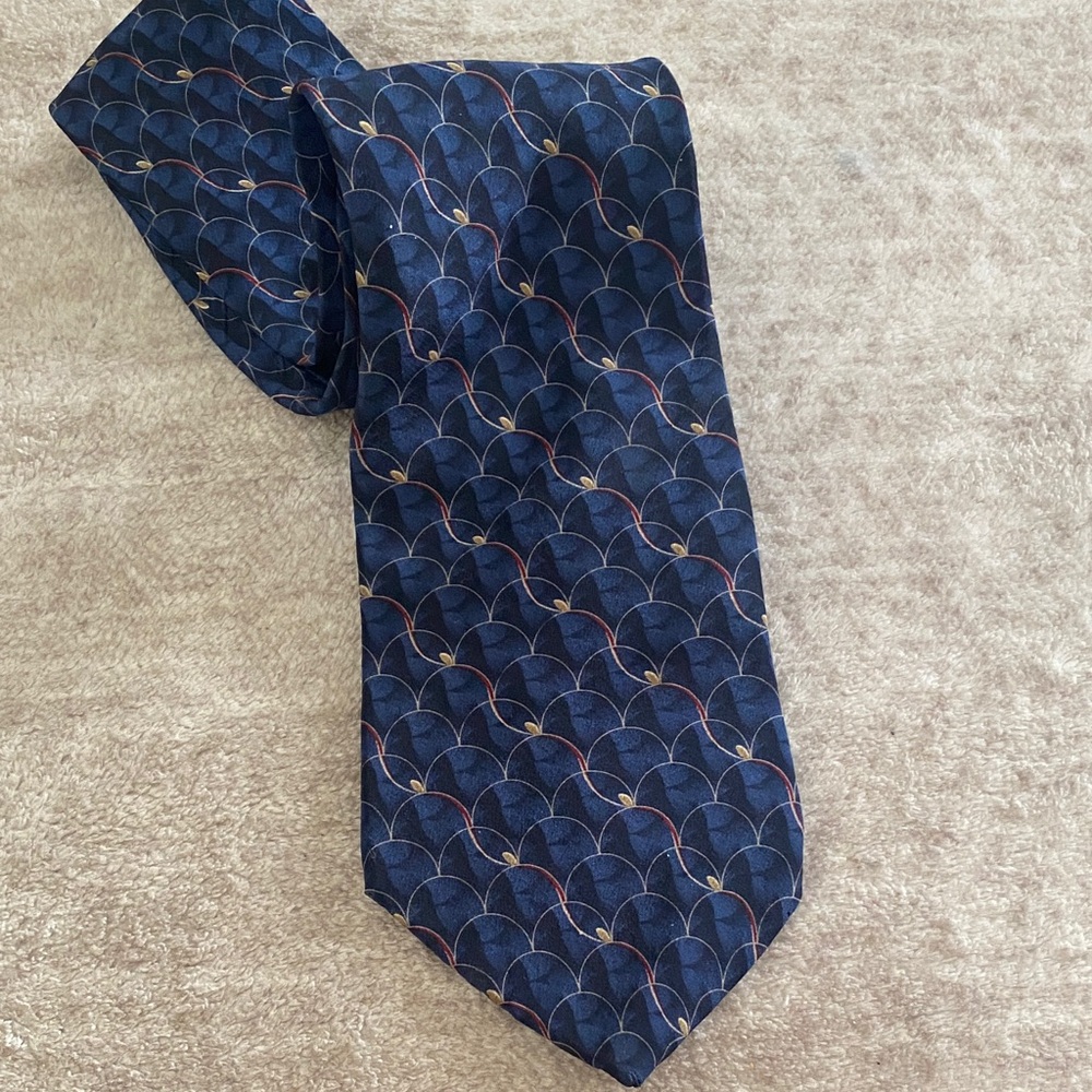 Bill Blass Navy and Red Patterned Tie 100% Silk